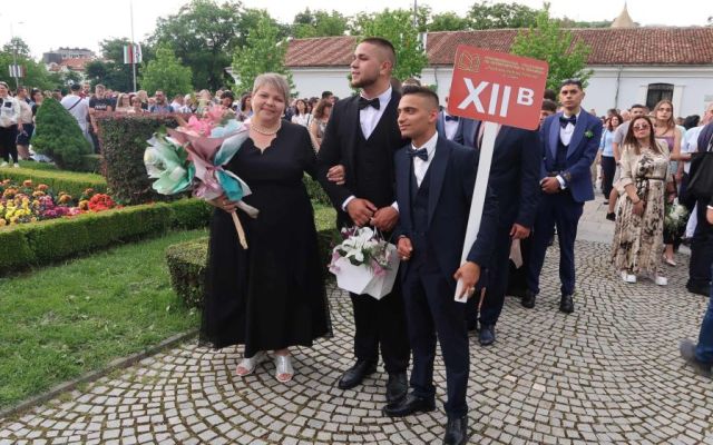 Поздравления на нашите завършващи дванадесетокласници!