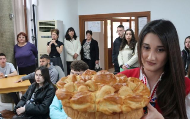 ПГХТ „Акад. Неделчо Неделчев“ отбеляза „Походът на книгите“ с вълнуваща поетична среща