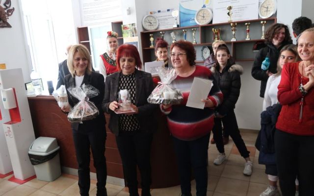 На 06.12.2024 г., Никулден, в Професионална гимназия по хотелиерство и туризъм „Академик Неделчо Неделчев“-Сливен грейнаха коледните светлини!