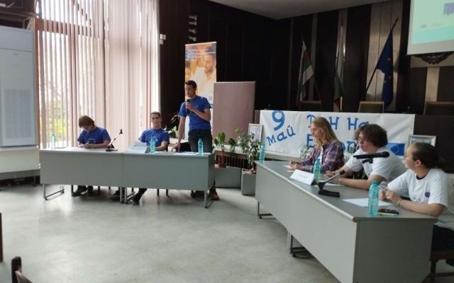 Гласът на младите: ПГХТ с участие в дебат за демокрацията
